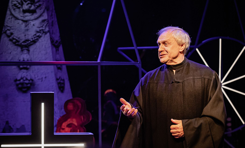 Здесь дом стоял